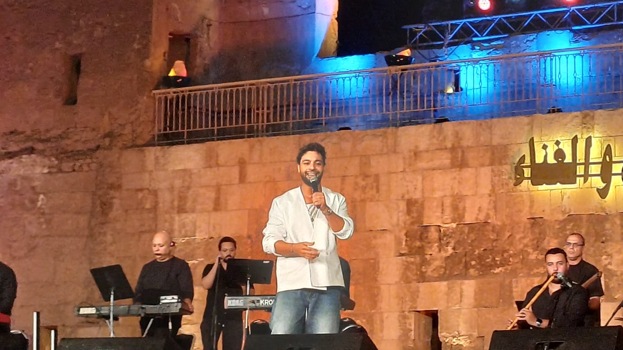 أحمد جمال يبدأ حفله بمهرجان القلعة بأغنية حلوة الأجواء (2)