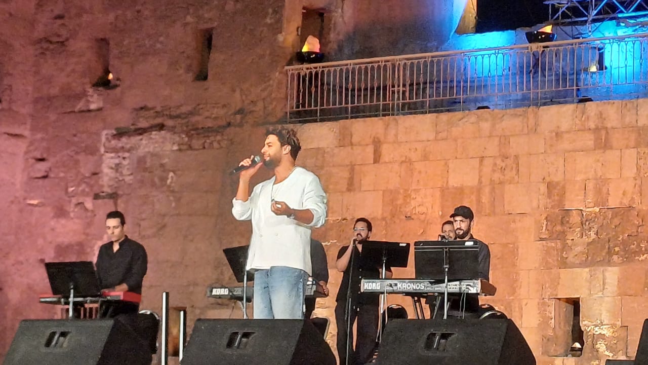 أحمد جمال يبدأ حفله بمهرجان القلعة بأغنية حلوة الأجواء (1)