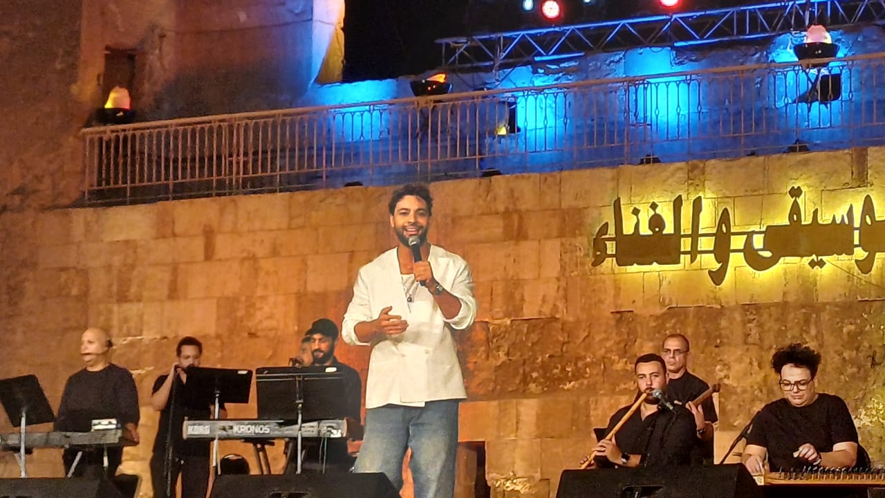 أحمد جمال يبدأ حفله بمهرجان القلعة بأغنية حلوة الأجواء (3)