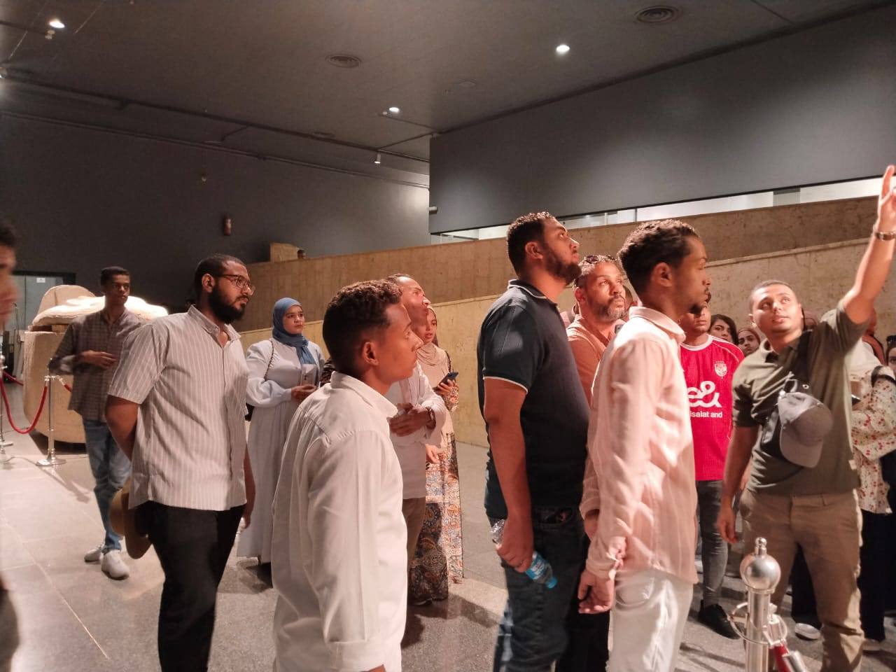 جولة للطلبة داخل صالات العرض بالمتحف وشرح للقطع الأثرية المعروضة