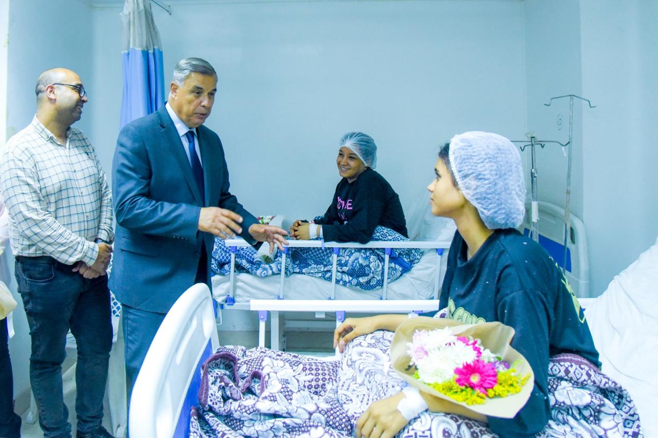 المحافظ يطمئن على المصابين المحافظ يطمئن على المصابين