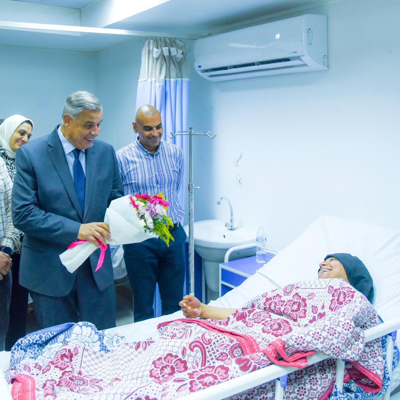 المحافظ يزور المصابين المحافظ يزور المصابين