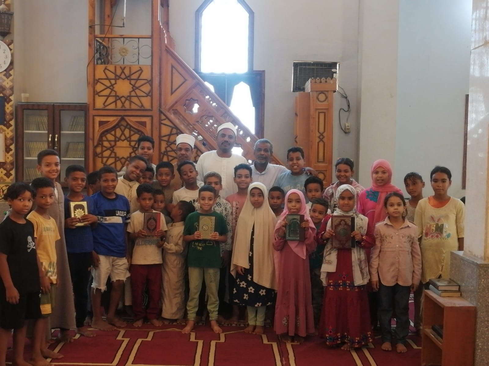 الأطفال بالمصاحف فى مسجد حسن الدح بمدينة البياضية الأطفال بالمصاحف فى مسجد حسن الدح بمدينة البياضية