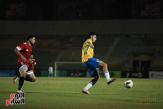 لاعب الإسماعيلى يحاول استلام الكرة قبل لاعب طلائع الجيش