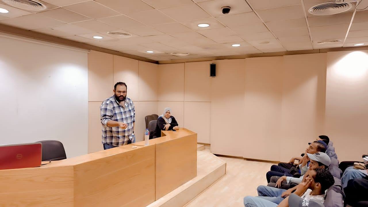 مناقشة مفتوحة مع المتدربين عن الزيارة الميدانية بمجمع معابد الكرنك