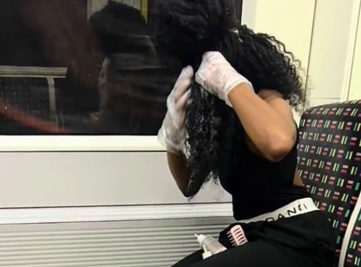 فتاة تصبغ شعرها في المترو