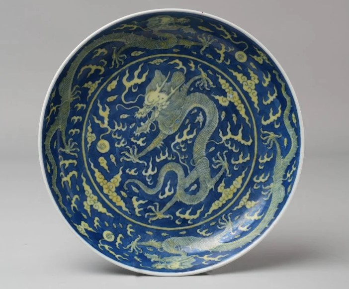 طبق من الخزف الصينى