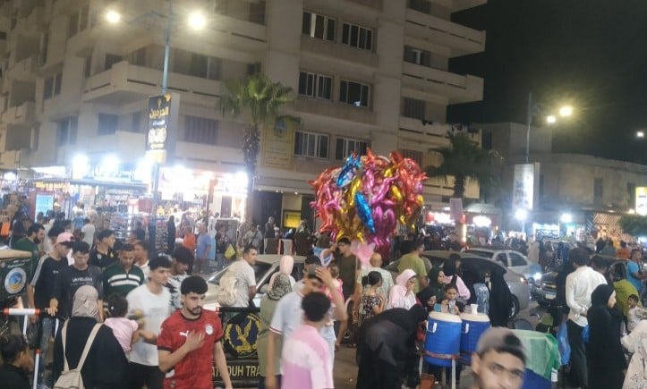 استمتاع المصطافين بالسهر - مصيف مطروح استمتاع المصطافين بالسهر - مصيف مطروح