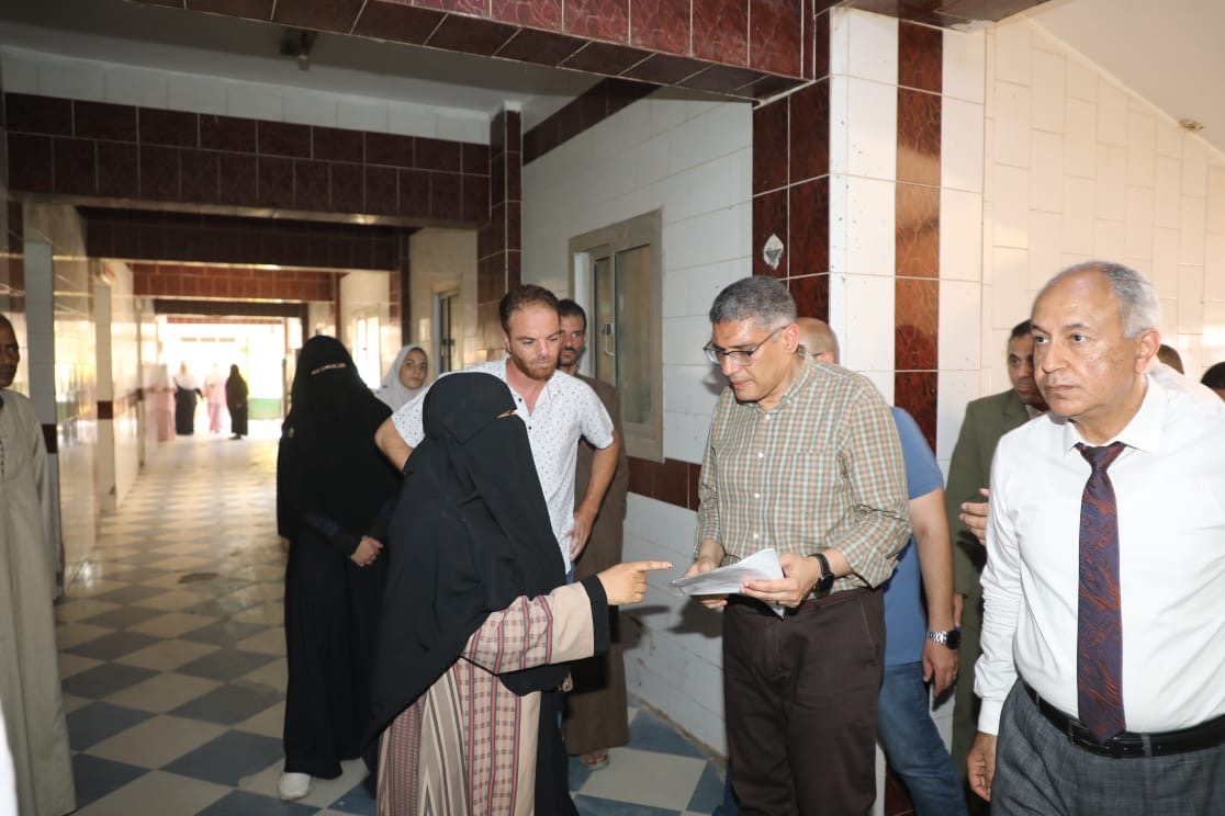محافظ الجيزة يستمع لشكاوى الأهالى
