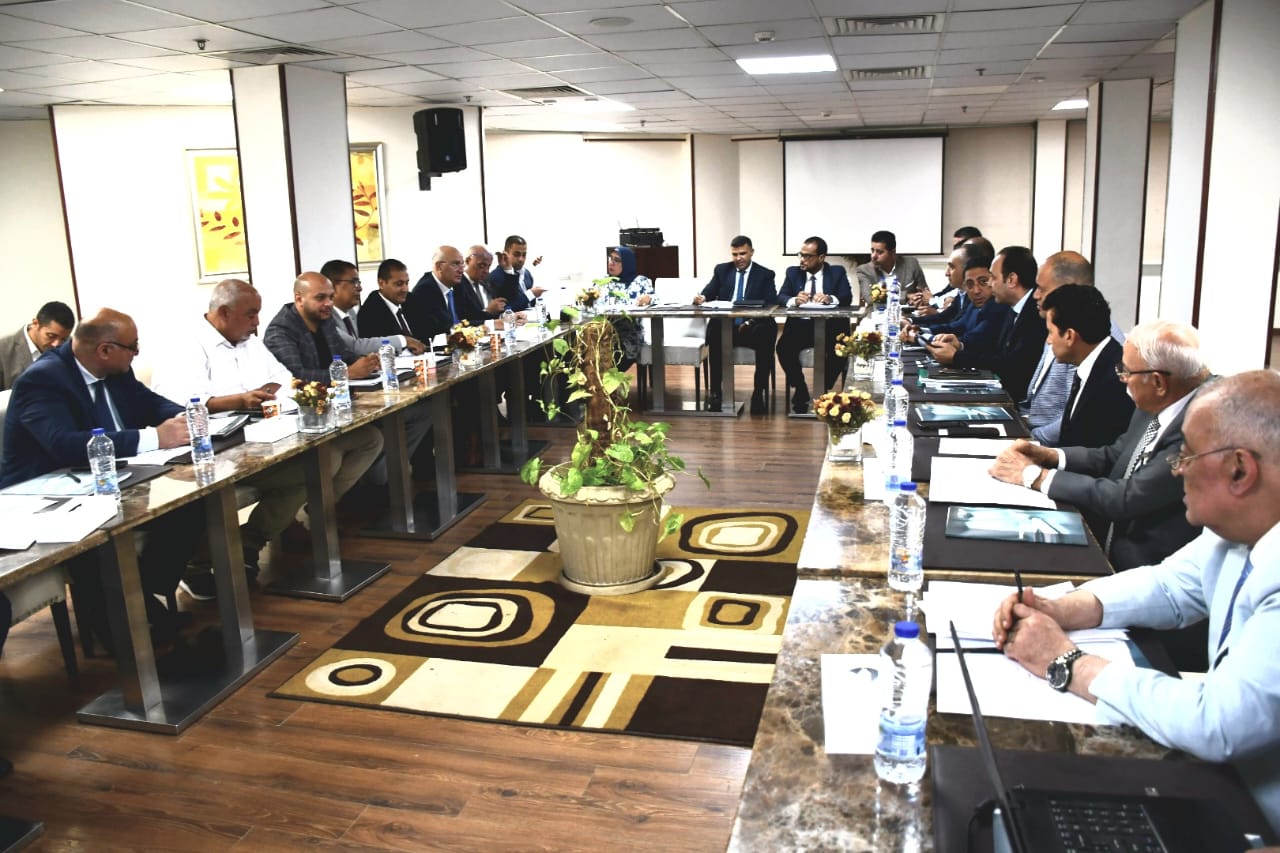 وزير الرياضة مع المستشارين القانونين