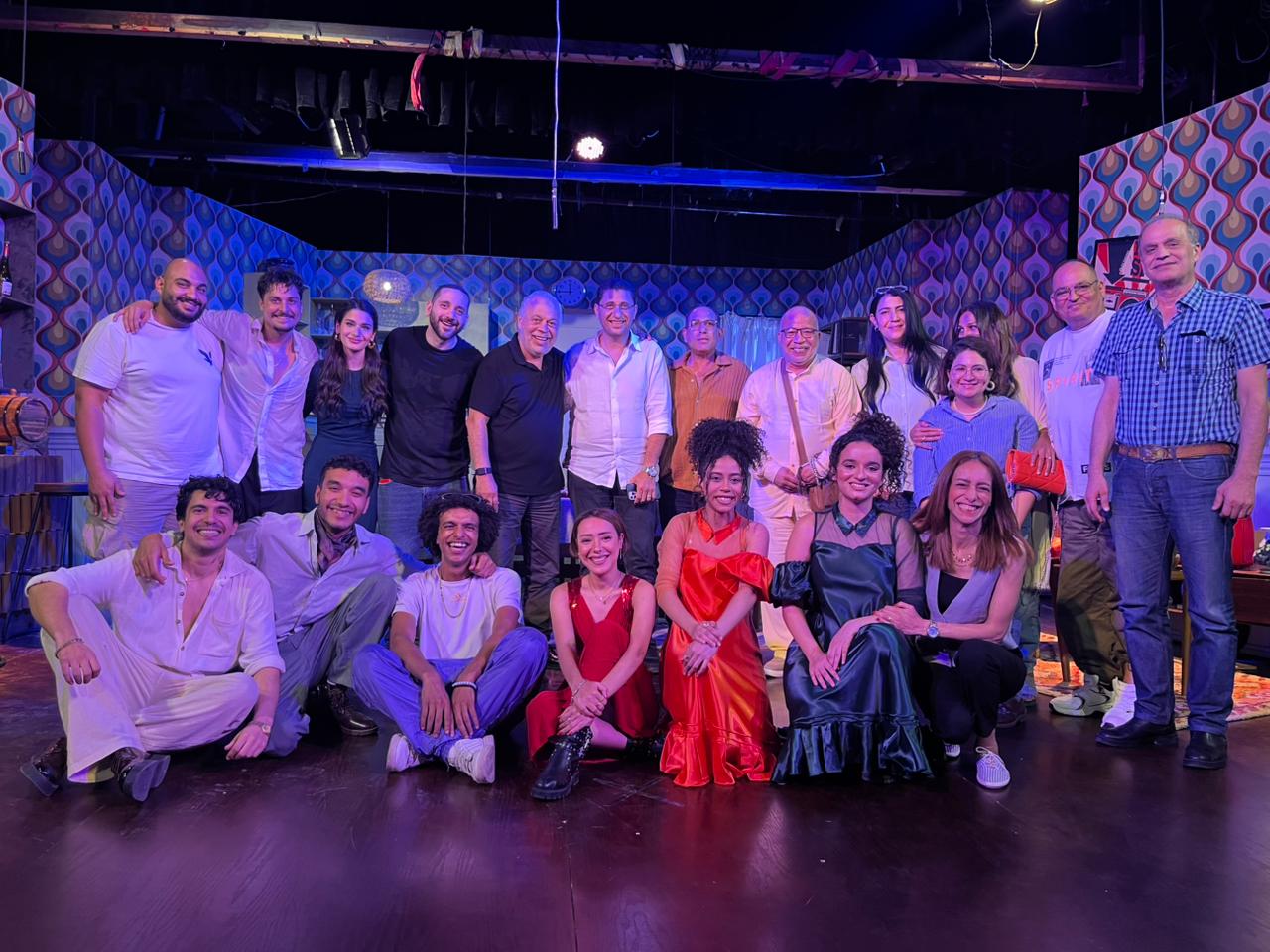 صورة تذكارية مع أبطال العرض