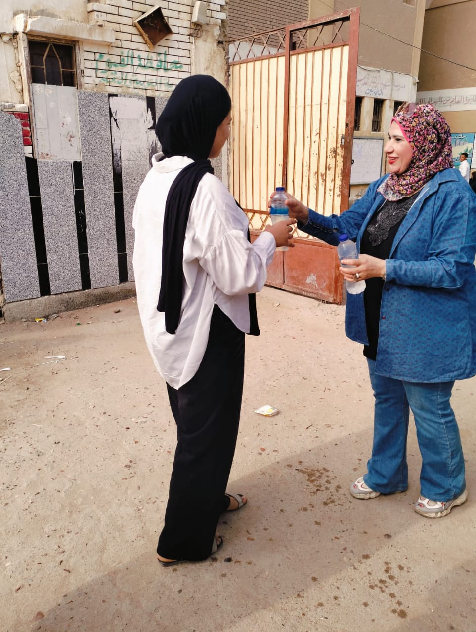 توزيع المياه على الطلاب توزيع المياه على الطلاب