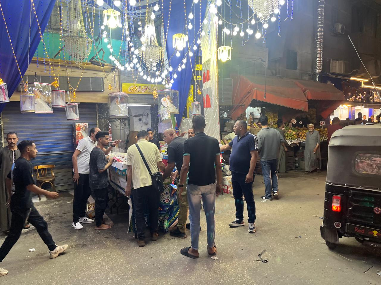 حي الهرم يشن حملات مكبرة لرفع إشغالات المحال وتعديات الباعة على الطريق (5)