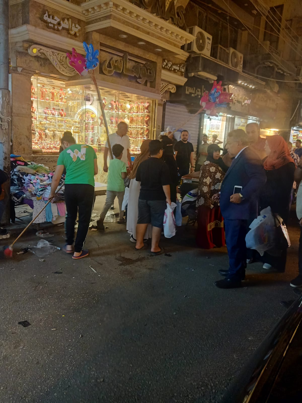 جولة مفاجئة لمحافظ الدقهلية لرفع الإشغالات بشارع الجلاء واتخاذ الإجراءات القانونية تجاه المخالفين (1)