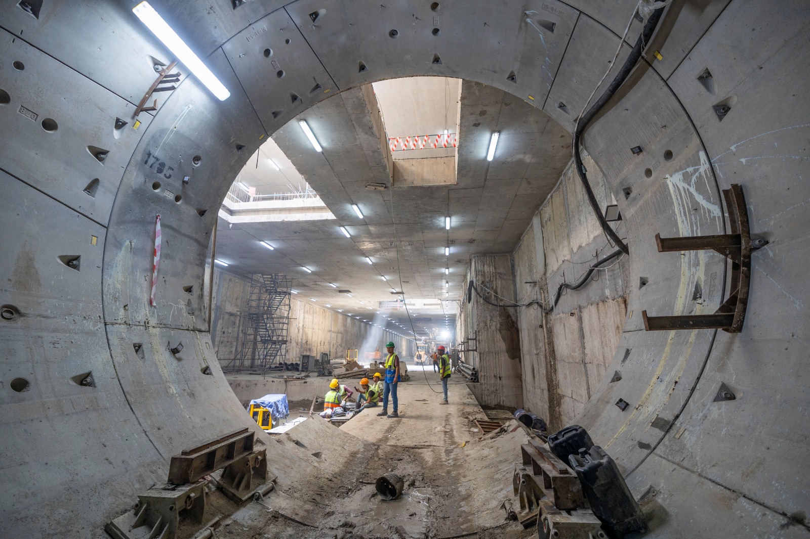 النفق من الداخل النفق من الداخل