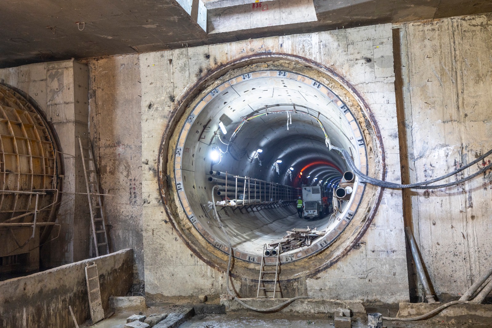 احد الانفاق بعد اكتماله احد الانفاق بعد اكتماله