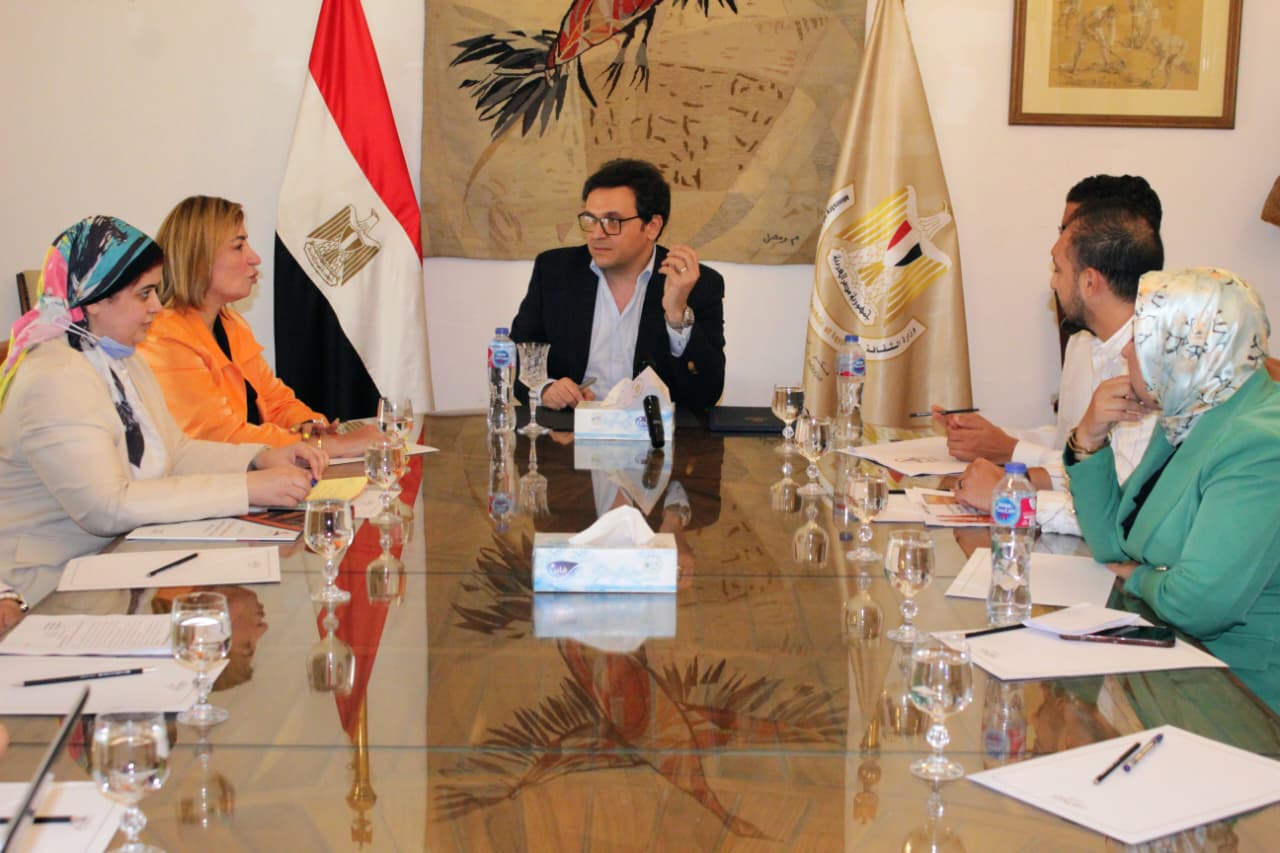 جانب من اللقاء بين وزير الثقافة ومنصة حوار جانب من اللقاء بين وزير الثقافة ومنصة حوار