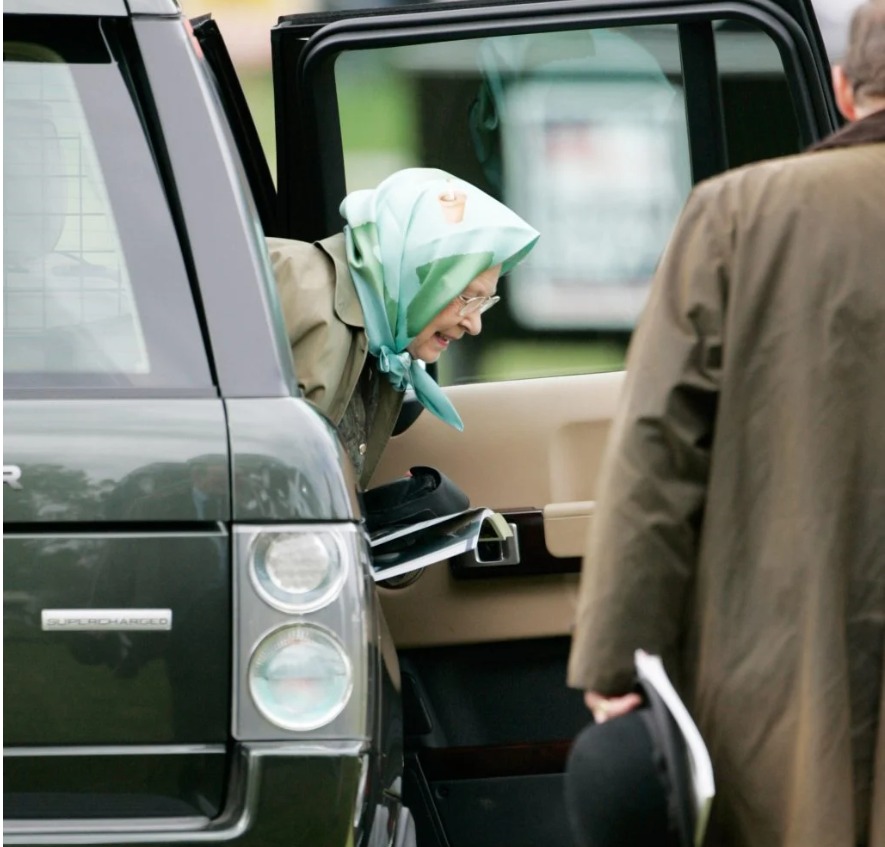 وصلت الملكة إليزابيث الثانية بسيارة رينج روفر لحضور اليوم الثاني من عرض وندسور الملكي للخيول في 11 مايو 2007