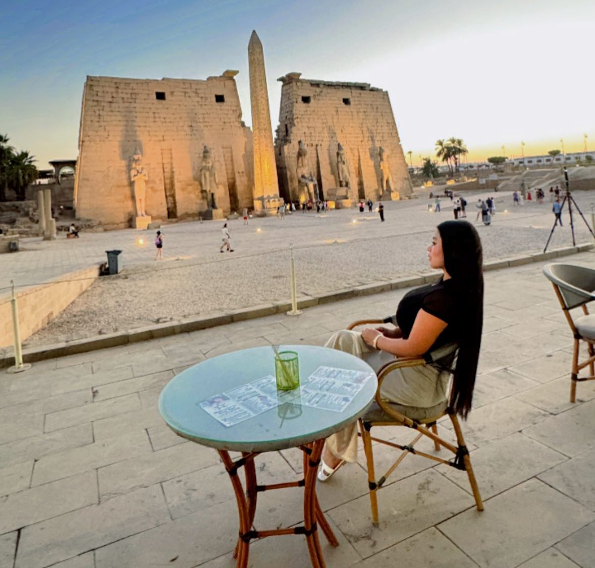 سائحة تستمتع بسحر معبد الأقصر