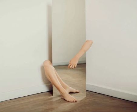 تفسير حلم الدخول إلى غرفة مليئة بالمرايات