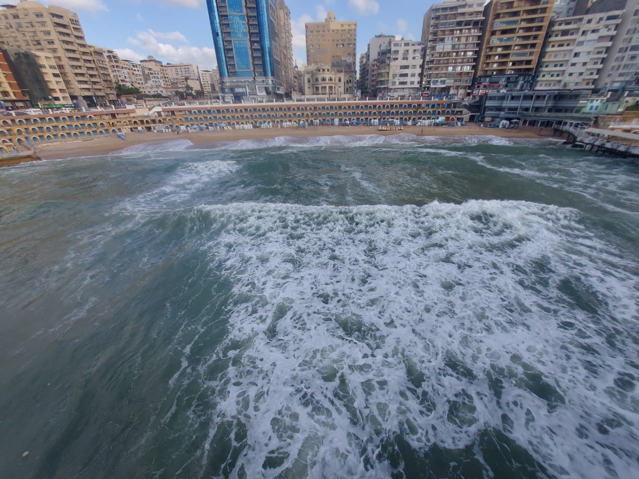 ارتفاع الأمواج 3.5 متر فى الاسكندرية ارتفاع الأمواج 3.5 متر فى الاسكندرية