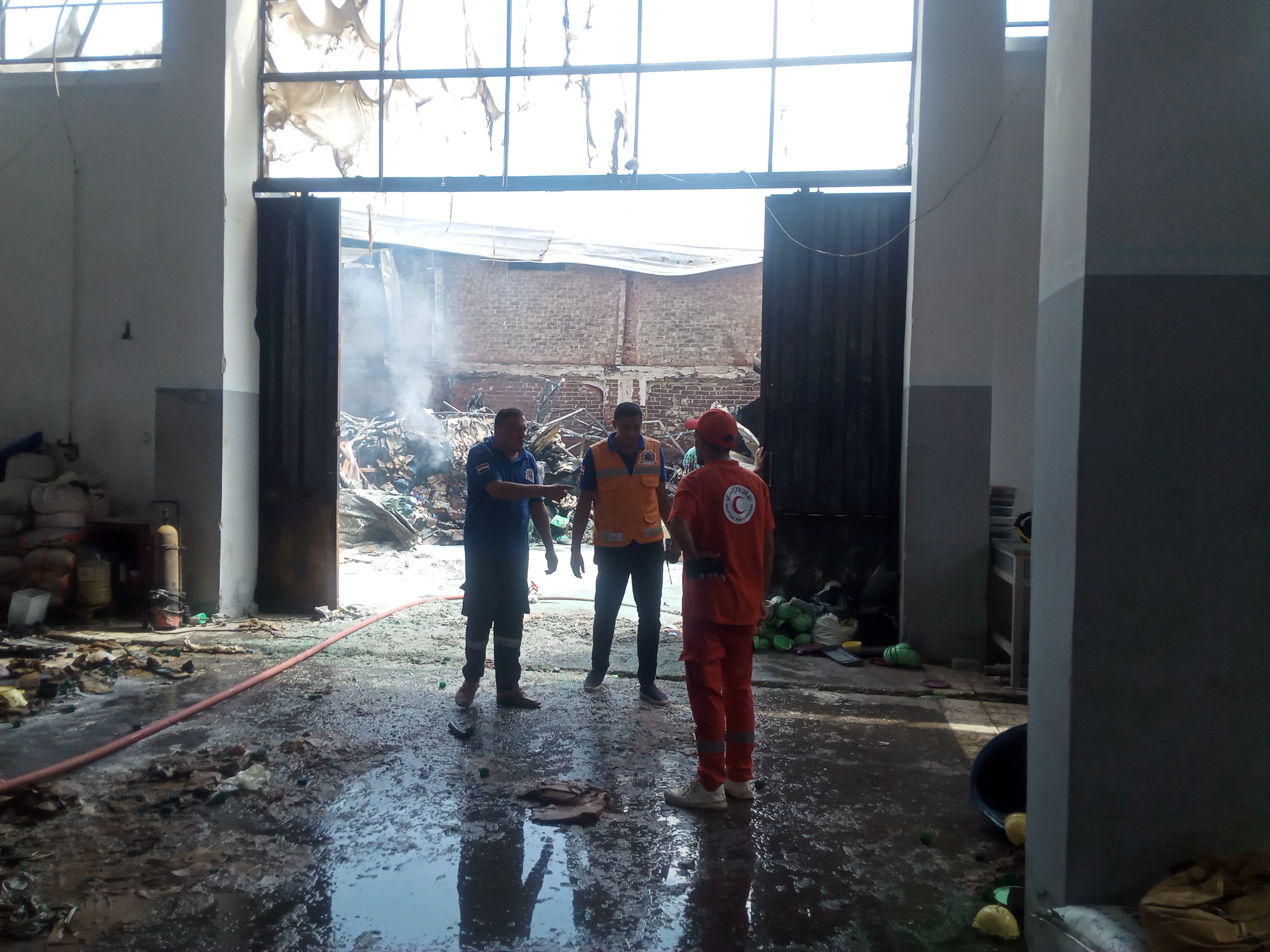 رجال الحماية المدنية فى الحريق رجال الحماية المدنية فى الحريق