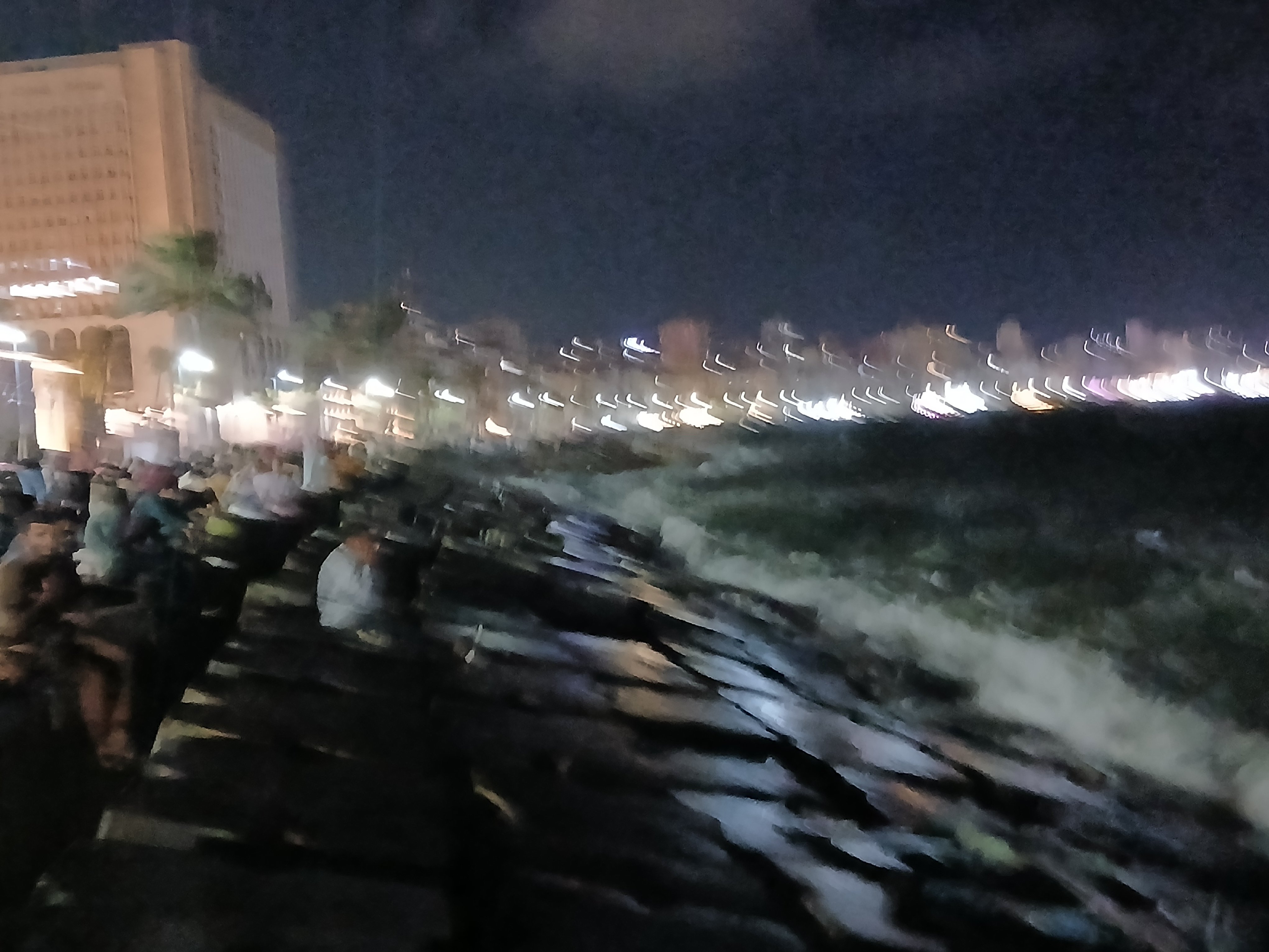 حالة البحر ليلا في الإسكندرية