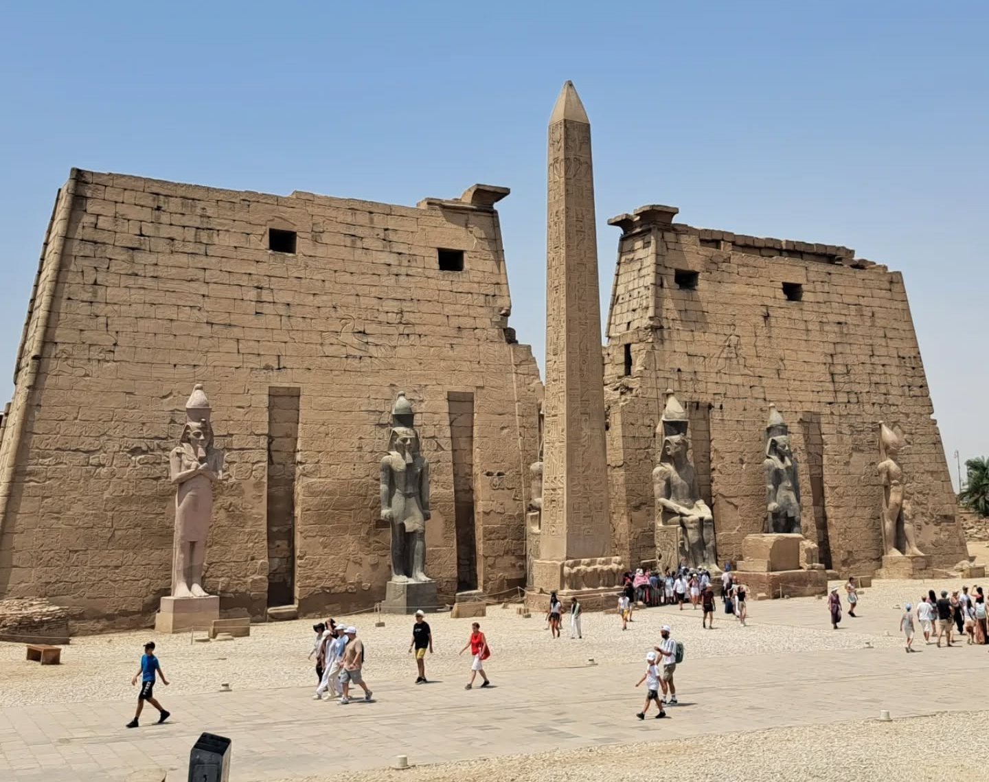 زيارات مميزة من أفواج السياح فى الأقصر زيارات مميزة من أفواج السياح فى الأقصر