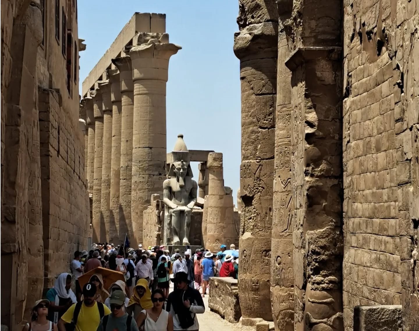 أفواج كبيرة من السياح فى معابد الأقصر أفواج كبيرة من السياح فى معابد الأقصر
