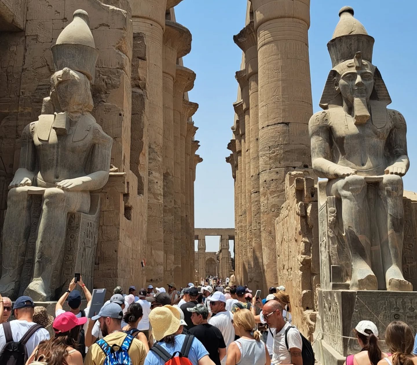 أفواج مبهجة فى معابد الأقصر أفواج مبهجة فى معابد الأقصر