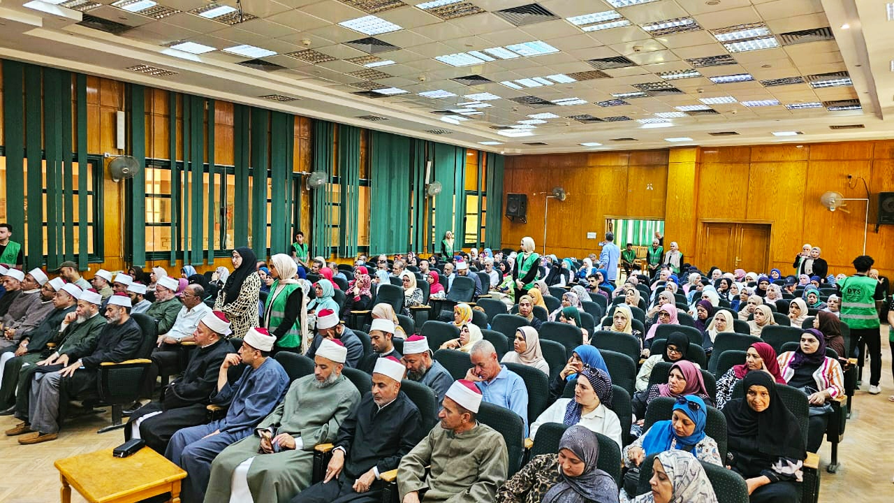 الحضور بالندوة