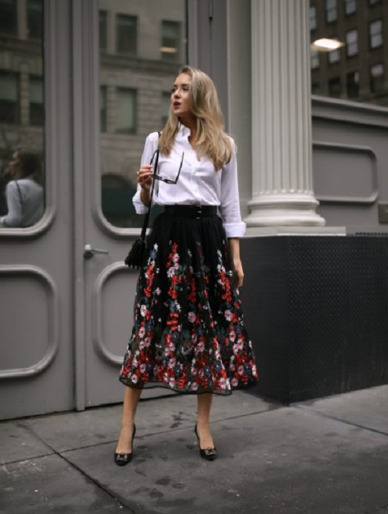 القميص الأبيض مع الجيبة المنقوشة