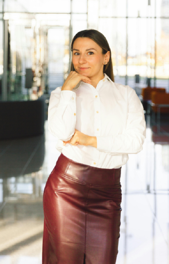 قميص أبيض مع جيبة جلد