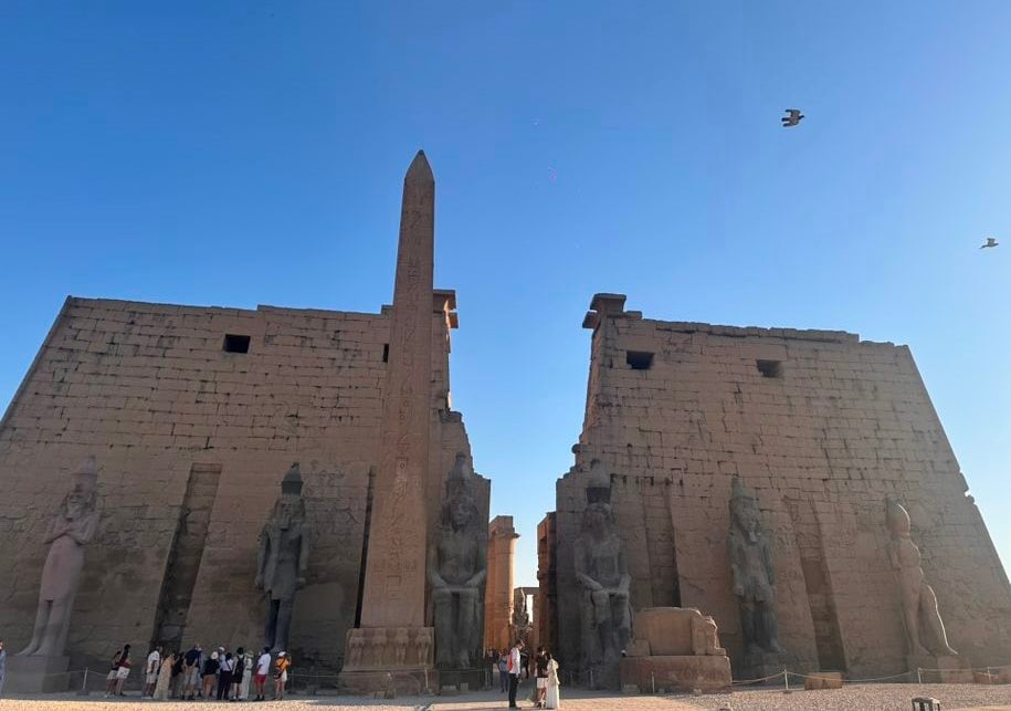 جانب من إقبال السائحين بمعبد الأقصر