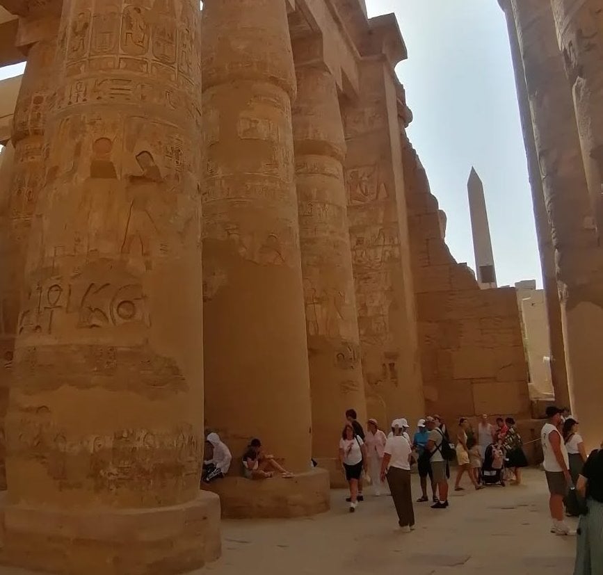 التوافد السياحى اليومى بين أعمدة معابد الأقصر التوافد السياحى اليومى بين أعمدة معابد الأقصر