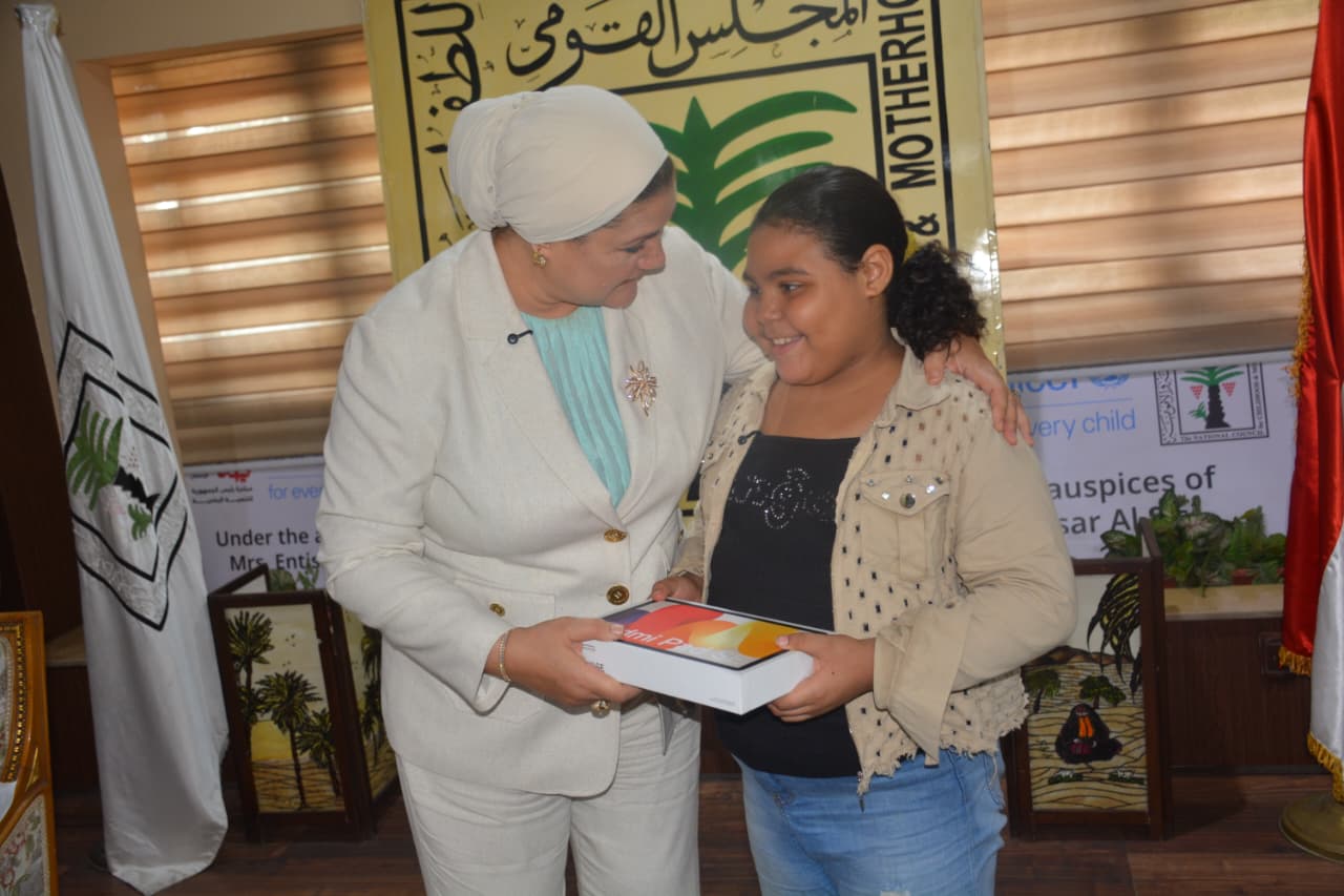 تكريم طفلة كيس الشبسى هايدي تكريم طفلة كيس الشبسى هايدي