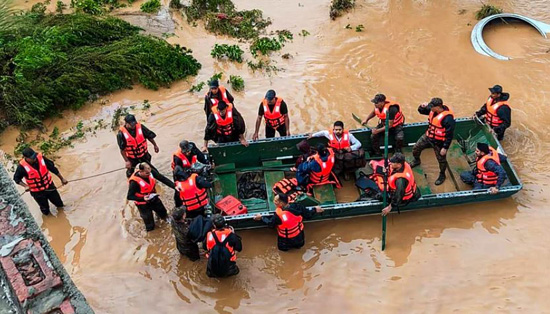 أمطار غزيرة تتسبب في فيضانات وانهيارات أرضية ووفاة 8 أشخاص في فيتنام وتايلاند (5)
