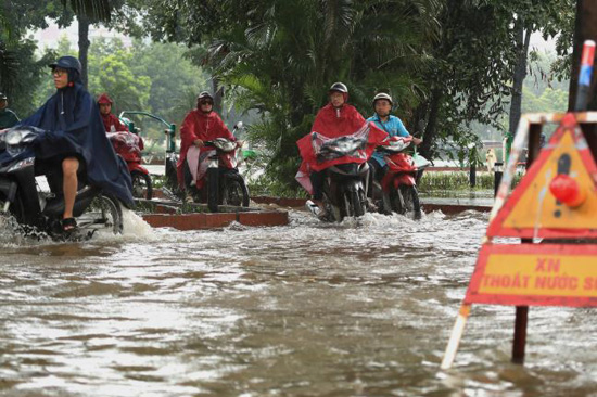 أمطار غزيرة تتسبب في فيضانات وانهيارات أرضية ووفاة 8 أشخاص في فيتنام وتايلاند (9)