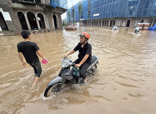 أمطار غزيرة تتسبب في فيضانات وانهيارات أرضية ووفاة 8 أشخاص في فيتنام وتايلاند (8)