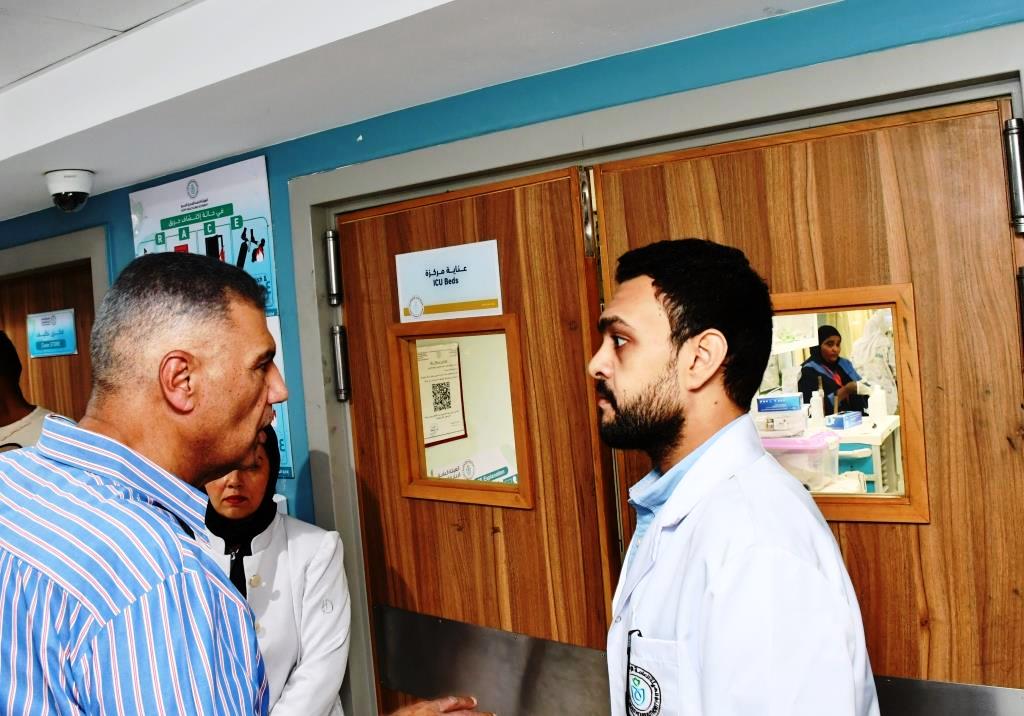 لقاء محافظ أسوان مع الكوادر الطبية