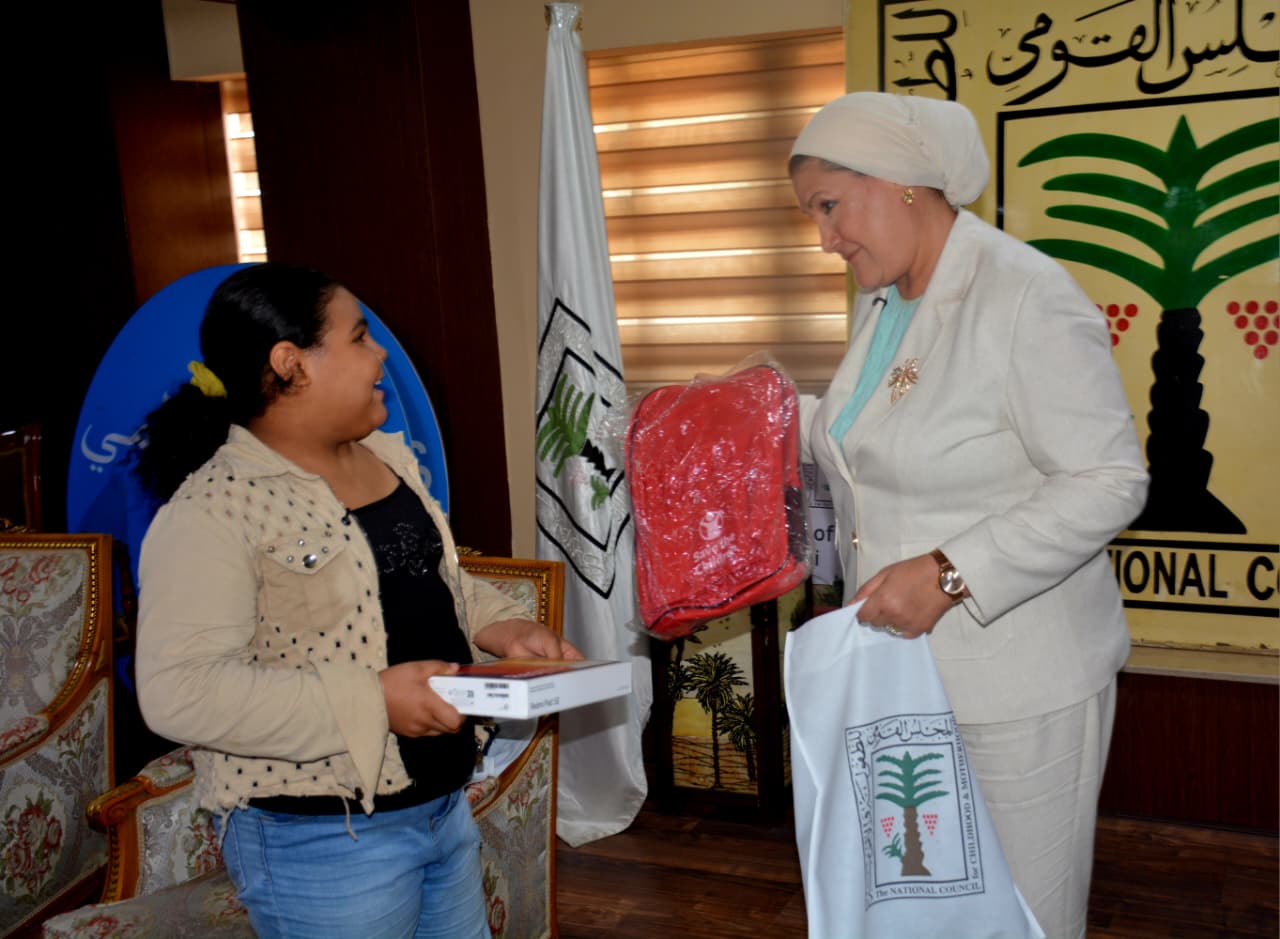 رئيسة المجلس القومي للطفولة والامومة تكرم طفلة كيس الشبسى هايدي رئيسة المجلس القومي للطفولة والامومة تكرم طفلة كيس الشبسى هايدي