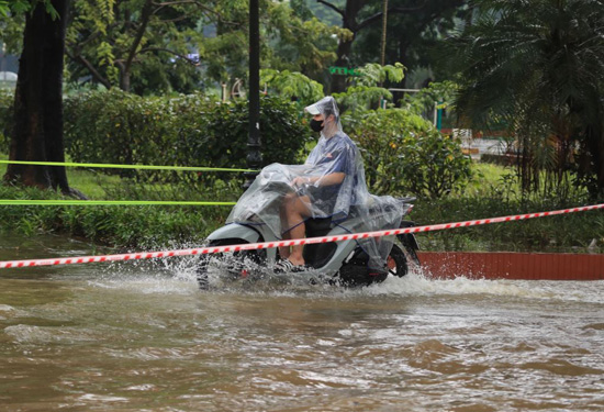 أمطار غزيرة تتسبب في فيضانات وانهيارات أرضية ووفاة 8 أشخاص في فيتنام وتايلاند (3)