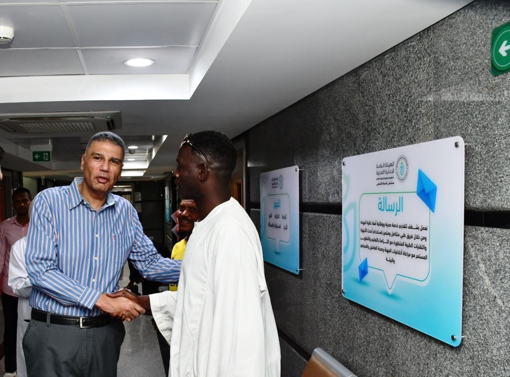 محافظ أسوان مع المواطنين فى مستشفى المسلة