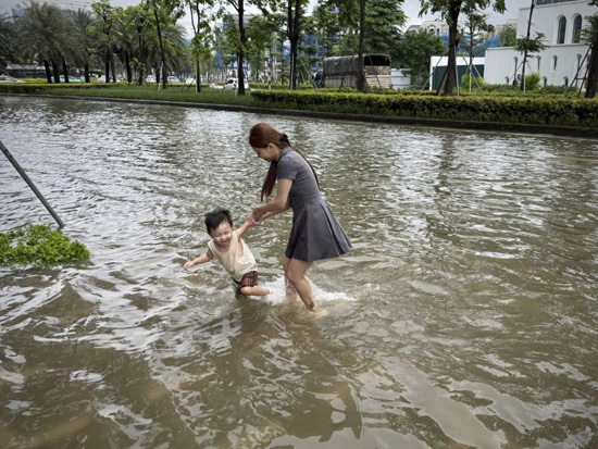 أمطار غزيرة تتسبب في فيضانات وانهيارات أرضية ووفاة 8 أشخاص في فيتنام وتايلاند (6)