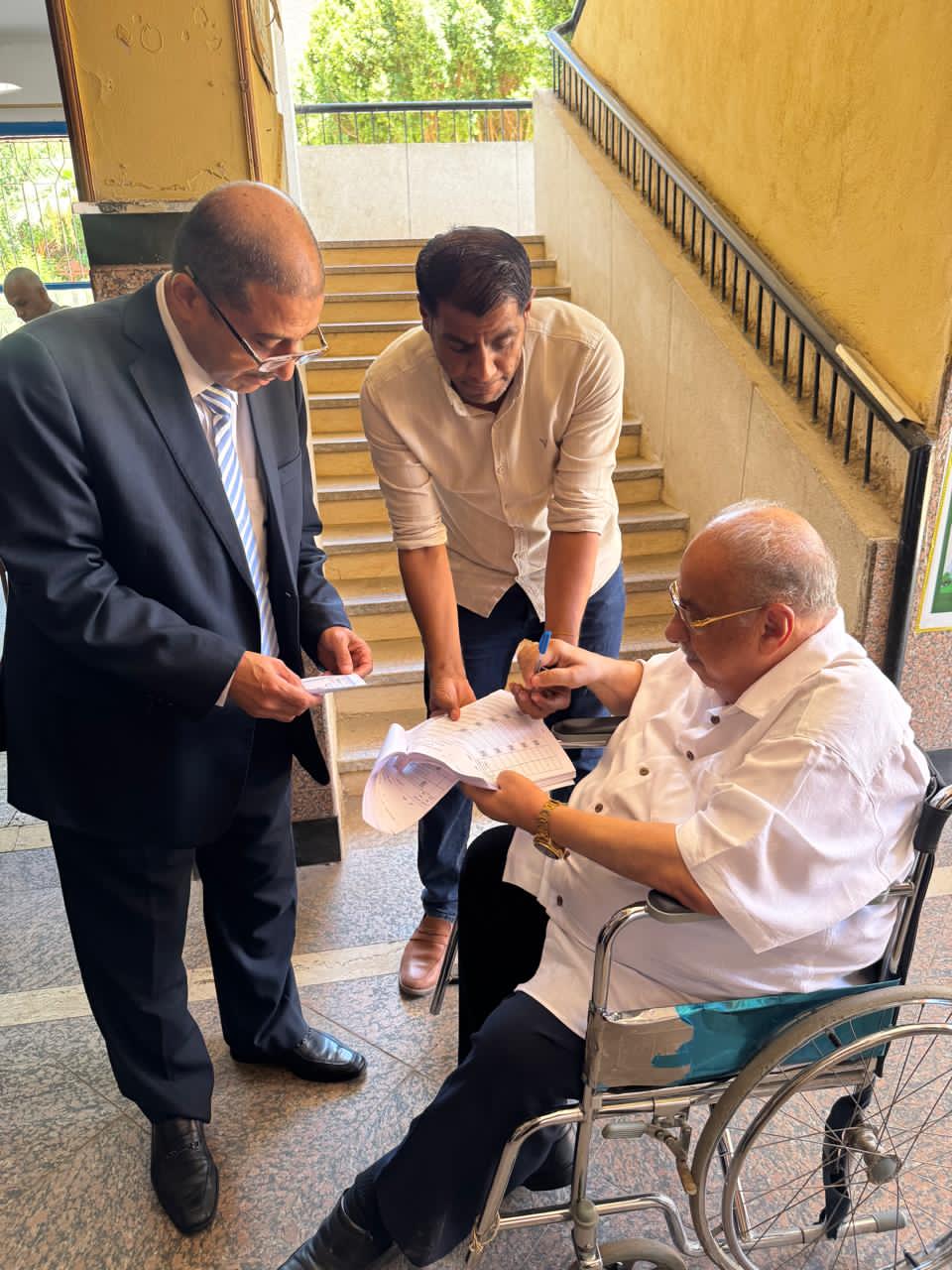 قاض يخرج من اللجنة لمساعدة مسن على التصويت بانتخابات الشيوخ بالأقصر قاض يخرج من اللجنة لمساعدة مسن على التصويت بانتخابات الشيوخ بالأقصر