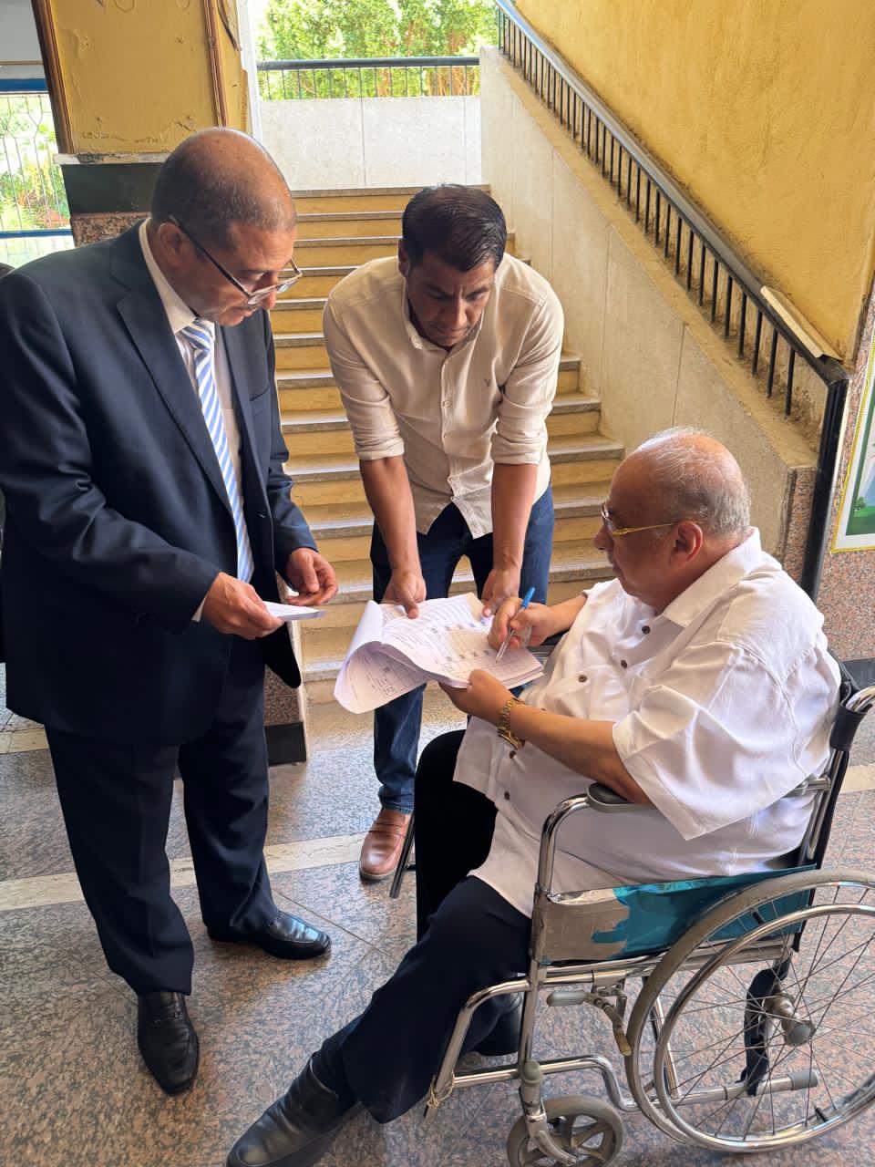 قاض يخرج من اللجنة يساعد مسنا على التصويت بانتخابات الشيوخ بالأقصر قاض يخرج من اللجنة يساعد مسنا على التصويت بانتخابات الشيوخ بالأقصر