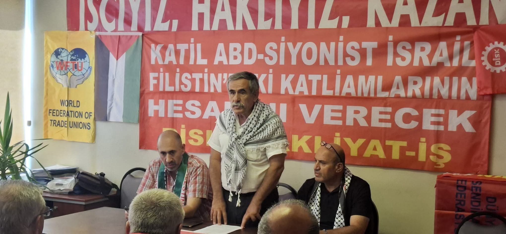 جانب من مناقشات العما ل