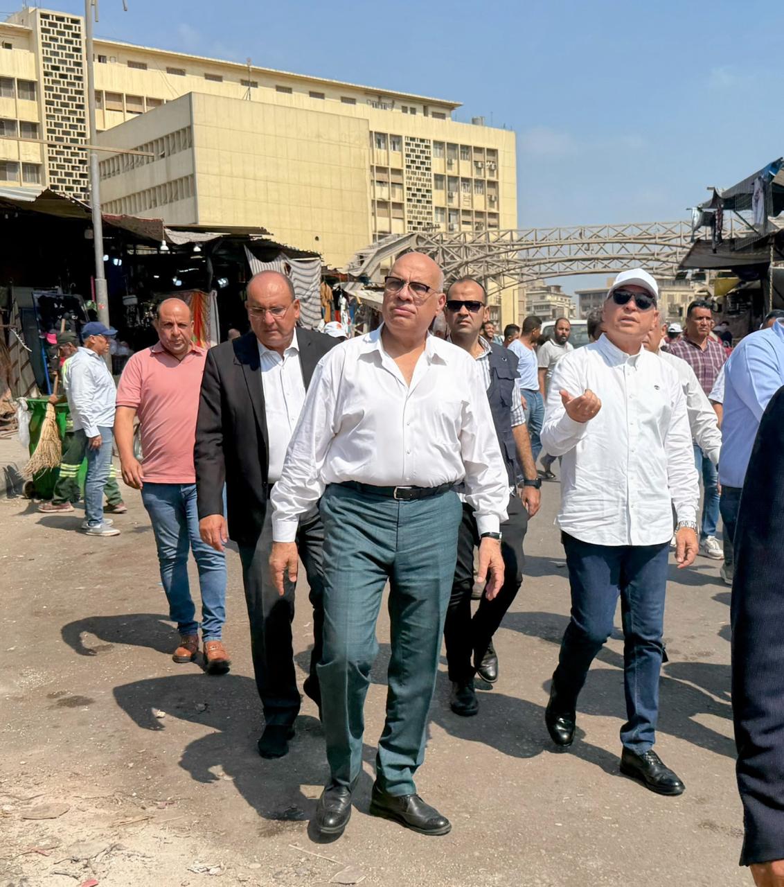 محافظ القاهرة ونائبيه خلال حملة بميدان رمسيس (2)