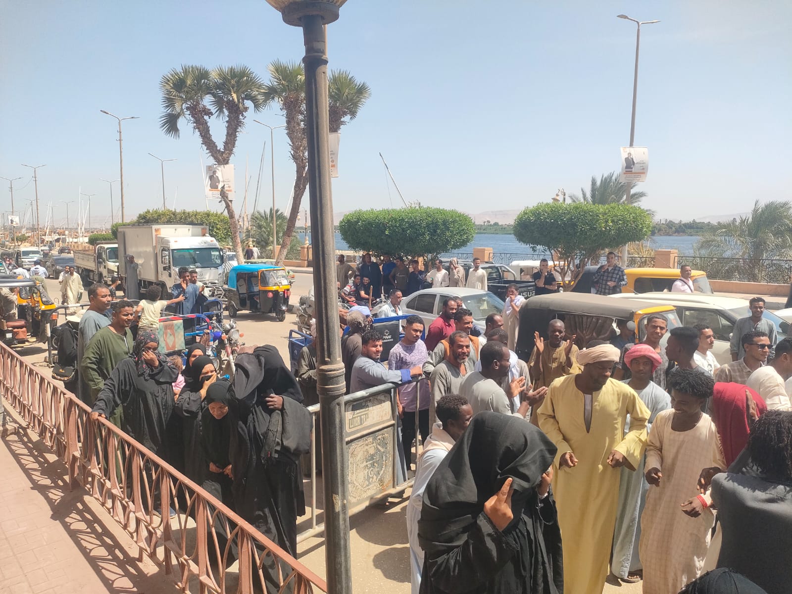 خروج مسيرات على كورنيش النيل بإسنا للتصويت بجولة الإعادة خروج مسيرات على كورنيش النيل بإسنا للتصويت بجولة الإعادة