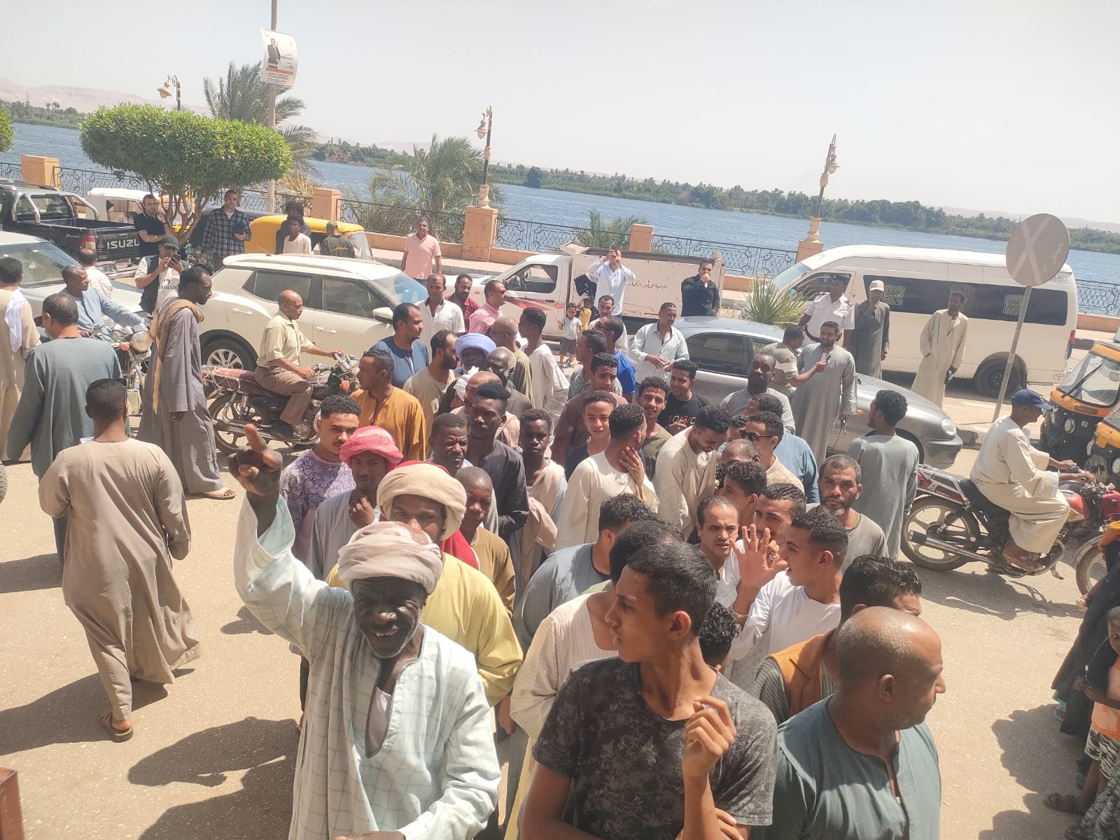 مسيرات على كورنيش النيل في إسنا للتصويت بجولة الإعادة مسيرات على كورنيش النيل في إسنا للتصويت بجولة الإعادة